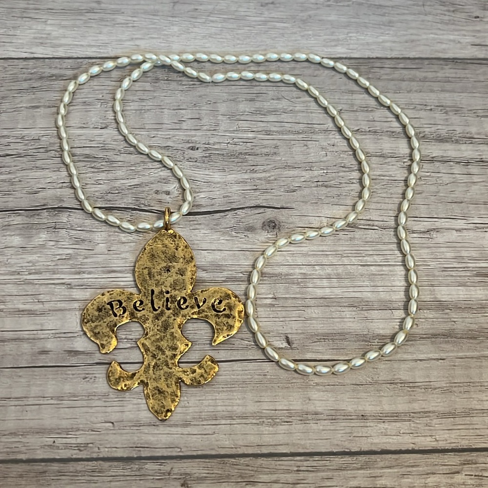 FLEUR DE LIS NECKLACE “BELIEVE” - Picture 4 of 7